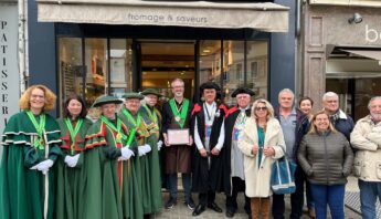 Remise de notre charte Qualité à Arnauld DUFOUR charte 3